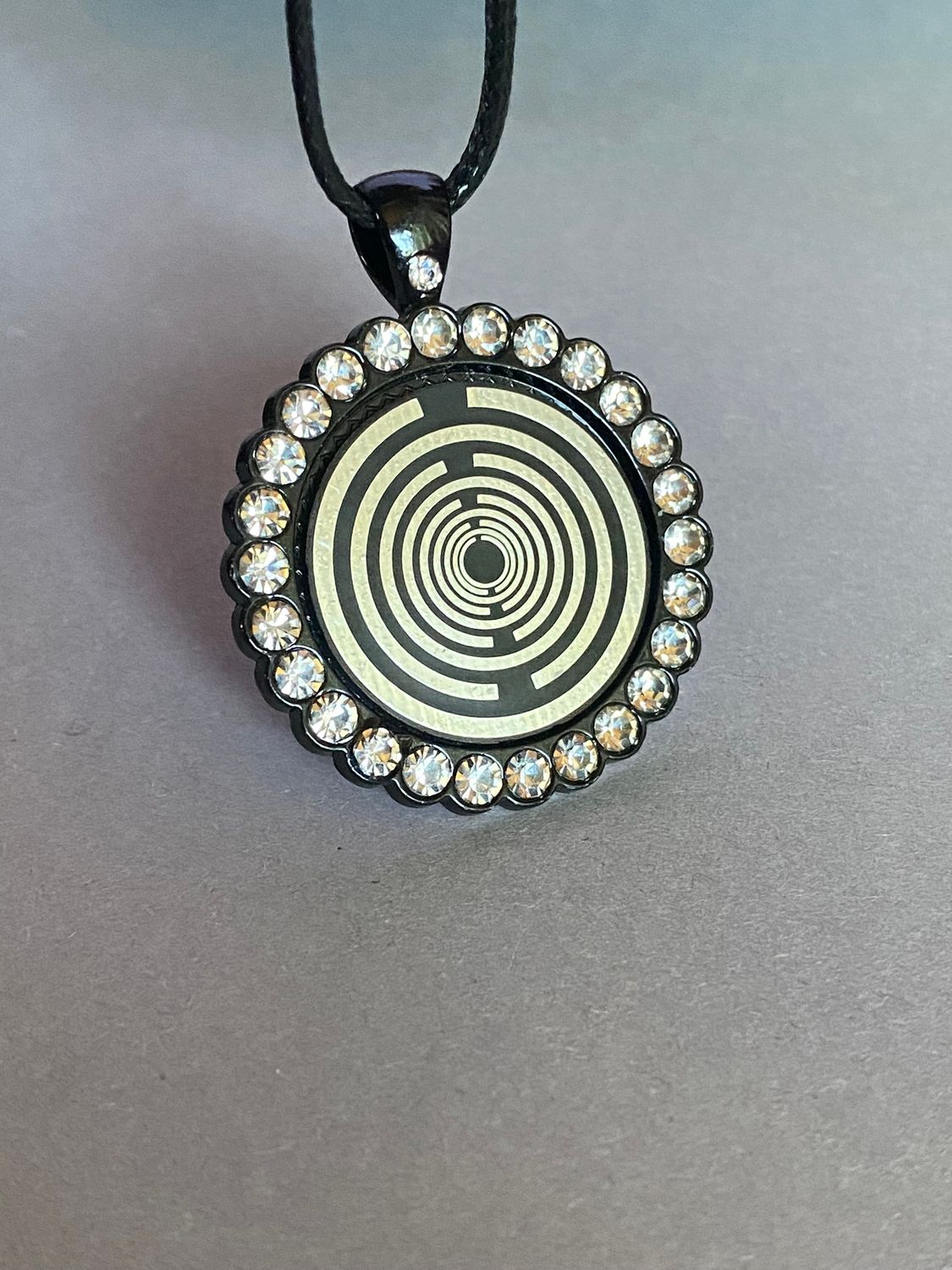 Amulett – Glamour – Lakhovsky MWO – 25 mm / zinnlegiert / Fassung schwarze – Produktansicht 1