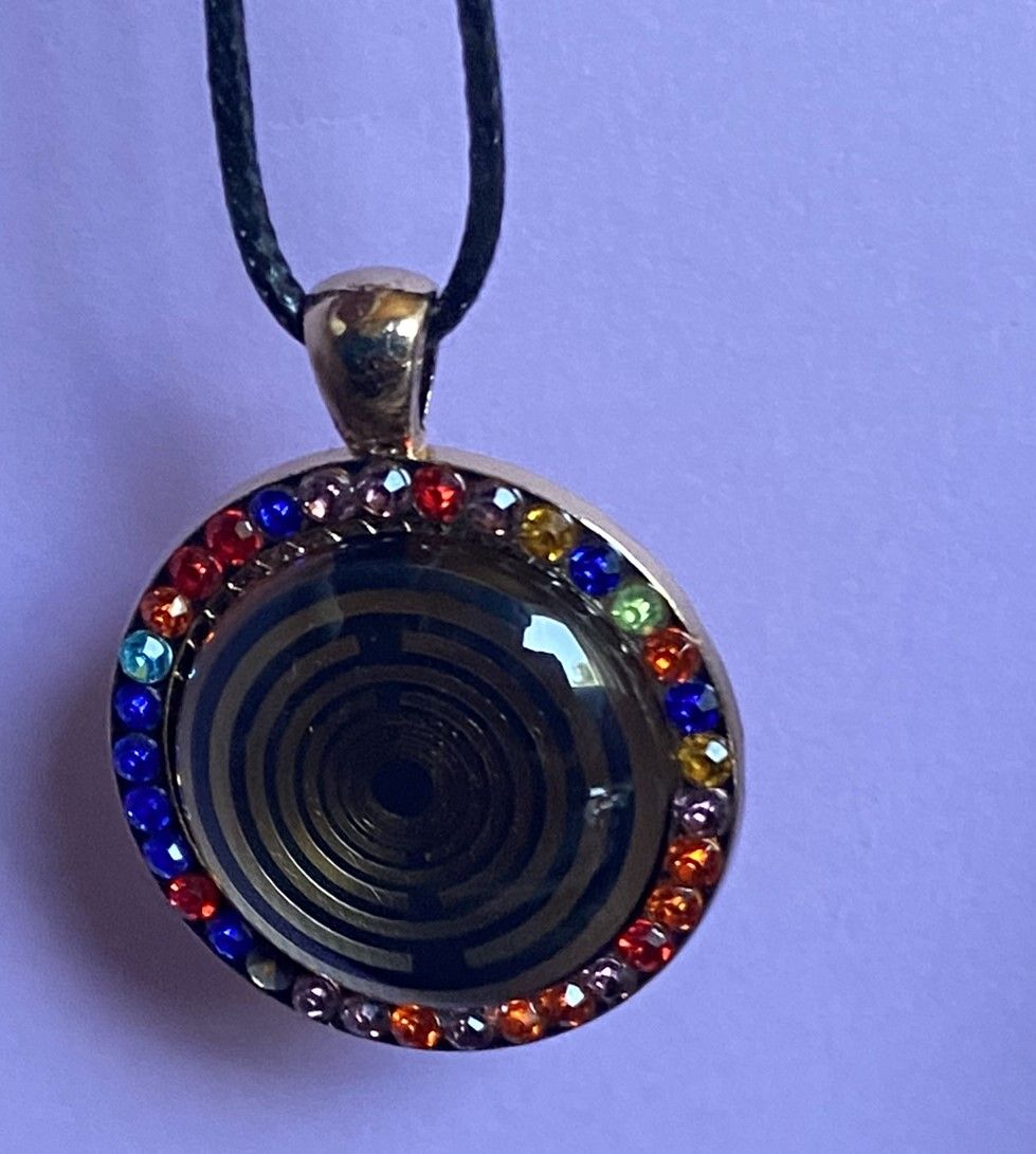Amulett – Glamour – Lakhovsky MWO – 25 mm / goldlegiert / nachtschwarz – Produktansicht 1
