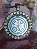 Amulett – Glamour – Lakhovsky MWO – 25 mm / zinnlegiert / Fassung schwarze – Produktansicht 1