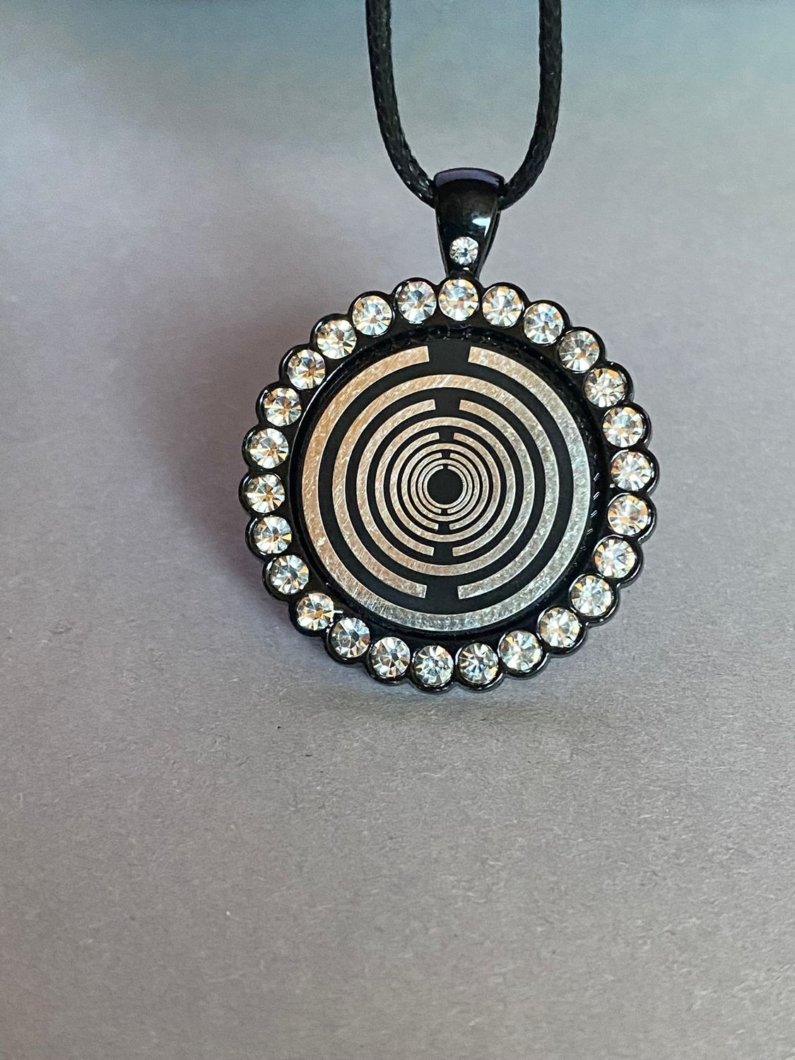 Amulett – Glamour – Lakhovsky MWO – 25 mm / zinnlegiert / Fassung schwarze – Produktansicht 1