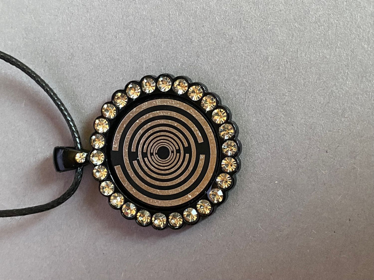 Amulett – Glamour – Lakhovsky MWO – 25 mm / zinnlegiert / Fassung schwarze – Produktansicht 1