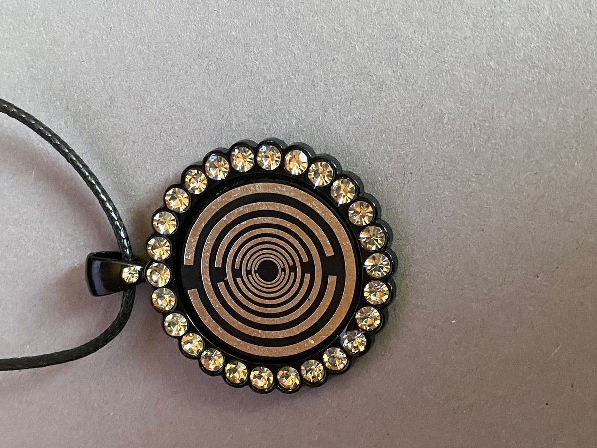 Amulett – Glamour – Lakhovsky MWO – 25 mm / zinnlegiert / Fassung schwarze – Produktansicht 1