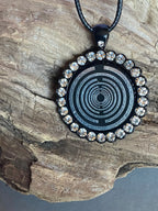 Amulett – Glamour – Lakhovsky MWO – 25 mm / zinnlegiert / Fassung schwarze – Produktansicht 1