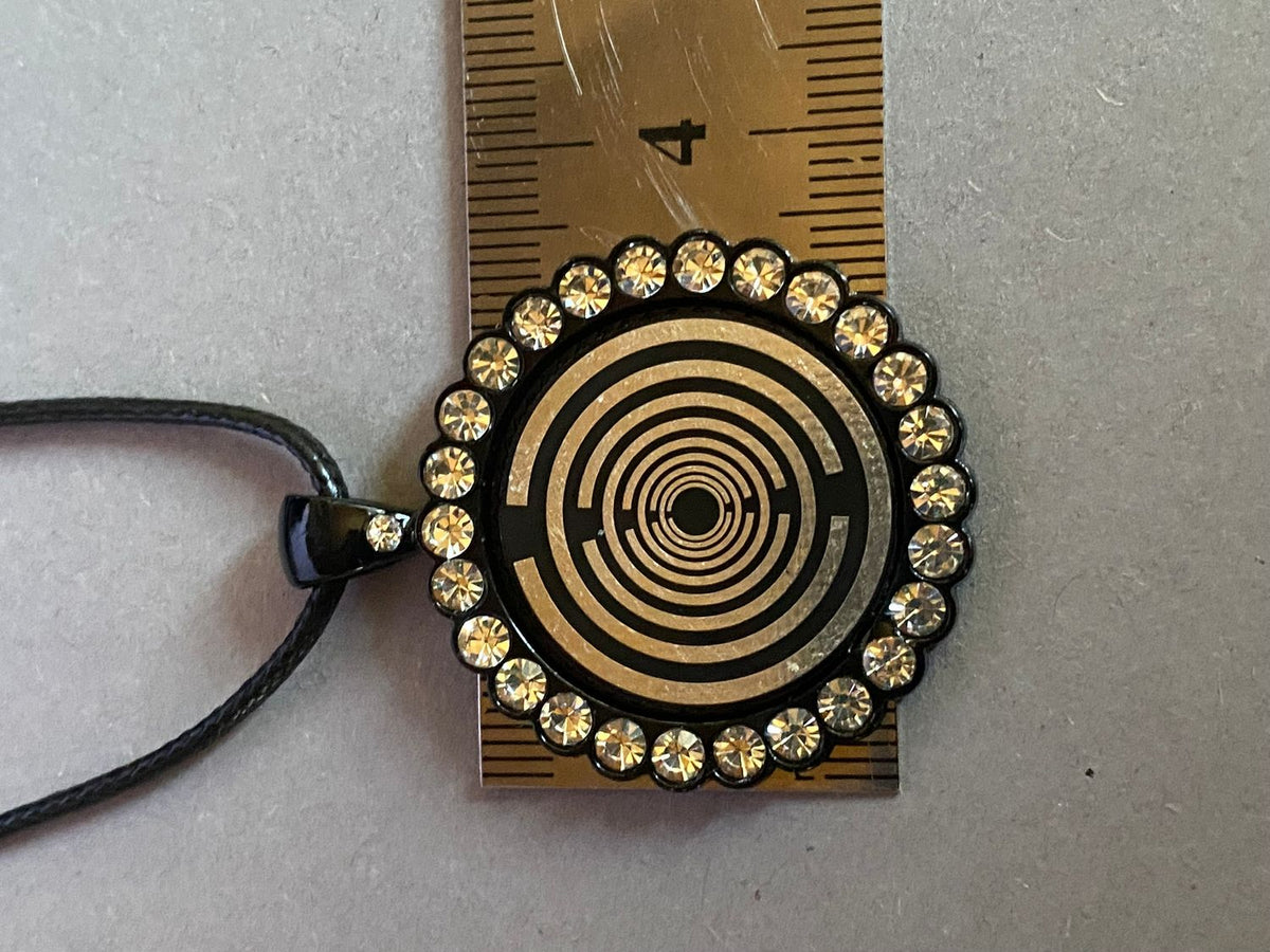 Amulett – Glamour – Lakhovsky MWO – 25 mm / zinnlegiert / Fassung schwarze – Produktansicht 1
