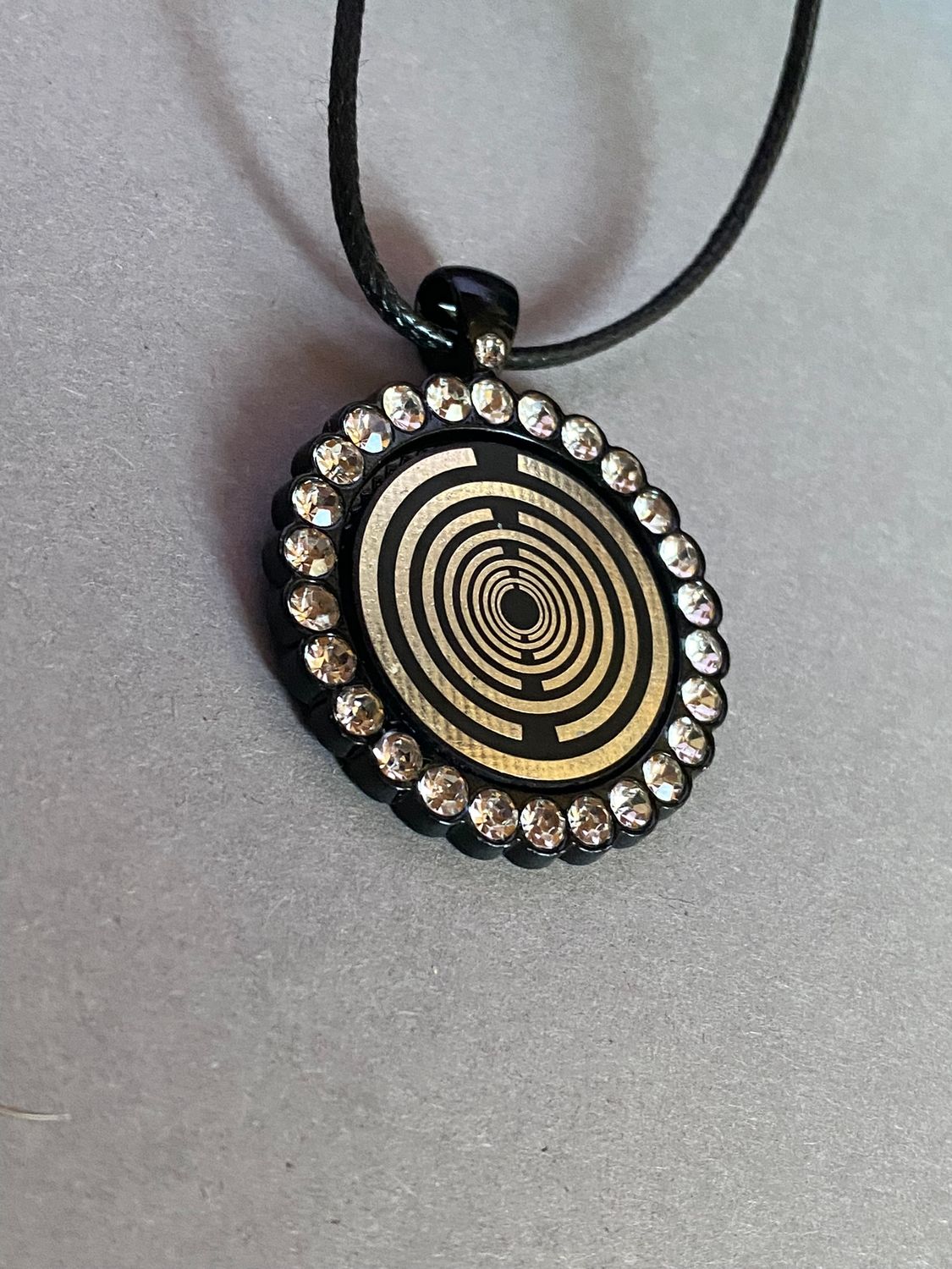 Amulett – Glamour – Lakhovsky MWO – 25 mm / zinnlegiert / Fassung schwarze – Produktansicht 1