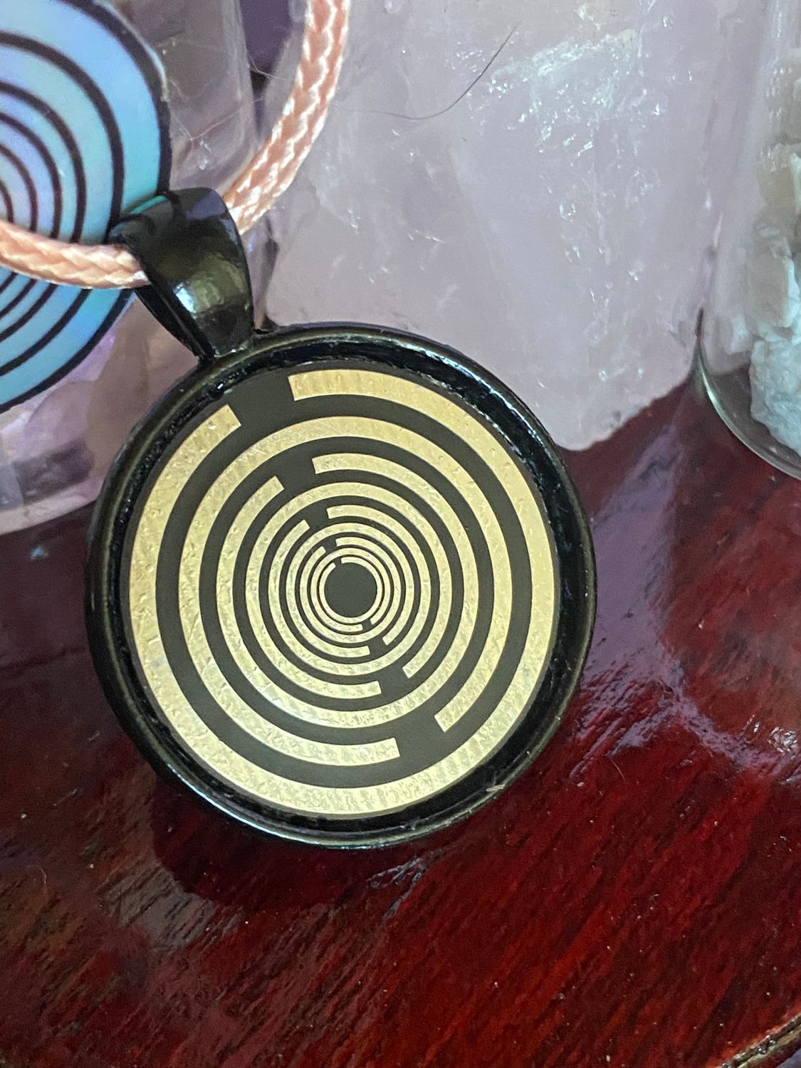 Amulett – schwarz, Lakhovsky MWO, Disc in schwarz, 25 mm, zinnlegiert, kupferunterlegt – Produktansicht 1