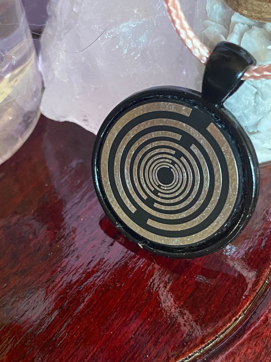 Amulett – schwarz, Lakhovsky MWO, Disc in schwarz, 25 mm, zinnlegiert, kupferunterlegt – Produktansicht 1