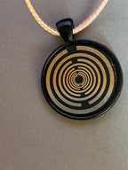Amulett – schwarz, Lakhovsky MWO, Disc in schwarz, 25 mm, zinnlegiert, kupferunterlegt – Produktansicht 1