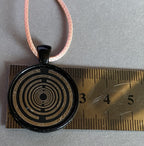 Amulett – schwarz, Lakhovsky MWO, Disc in schwarz, 25 mm, zinnlegiert, kupferunterlegt – Produktansicht 1