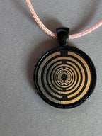 Amulett – schwarz, Lakhovsky MWO, Disc in schwarz, 25 mm, zinnlegiert, kupferunterlegt – Produktansicht 1