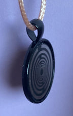 Amulett – schwarz, Lakhovsky MWO, Disc in schwarz, 25 mm, zinnlegiert, kupferunterlegt – Produktansicht 1