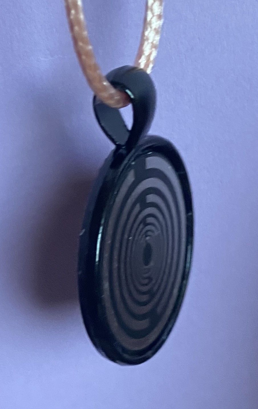 Amulett – schwarz, Lakhovsky MWO, Disc in schwarz, 25 mm, zinnlegiert, kupferunterlegt – Produktansicht 1