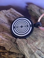 Amulett – schwarz, Lakhovsky MWO, Disc in schwarz, 25 mm, zinnlegiert, kupferunterlegt – Produktansicht 1