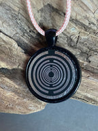 Amulett – schwarz, Lakhovsky MWO, Disc in schwarz, 25 mm, zinnlegiert, kupferunterlegt – Produktansicht 1