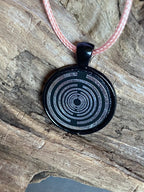 Amulett – schwarz, Lakhovsky MWO, Disc in schwarz, 25 mm, zinnlegiert, kupferunterlegt – Produktansicht 1