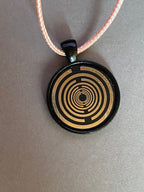 Amulett – schwarz, Lakhovsky MWO, Disc in schwarz, 25 mm, zinnlegiert, kupferunterlegt – Produktansicht 1