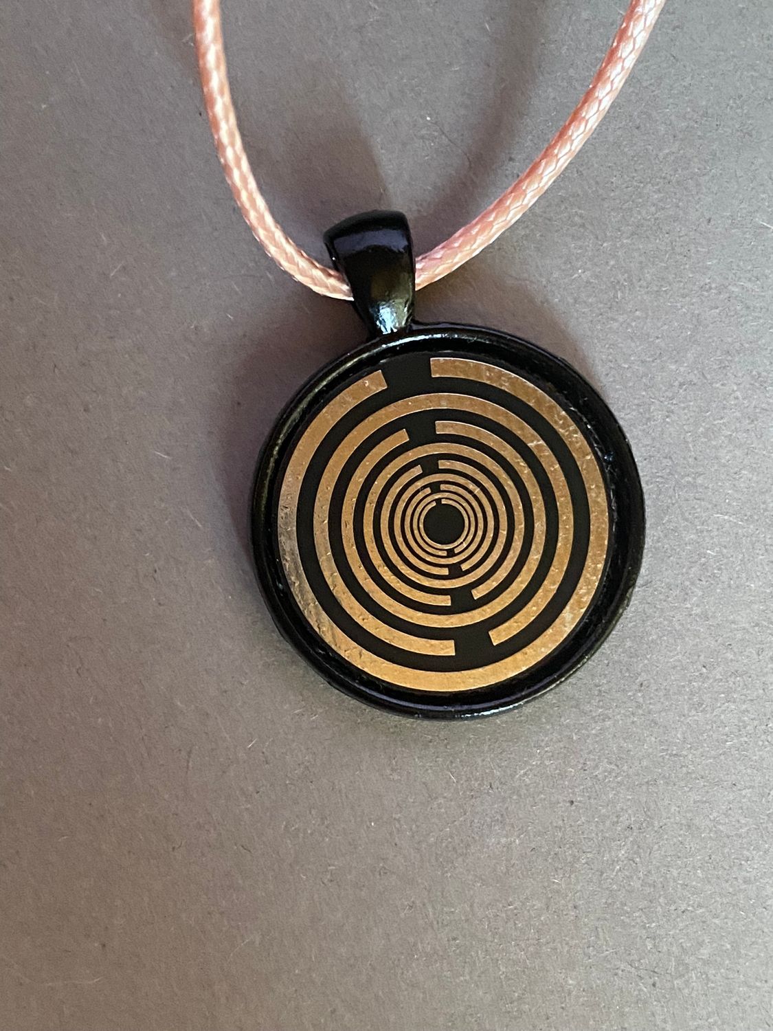 Amulett – schwarz, Lakhovsky MWO, Disc in schwarz, 25 mm, zinnlegiert, kupferunterlegt – Produktansicht 1