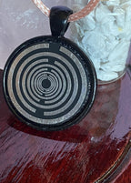 Amulett – schwarz, Lakhovsky MWO, Disc in schwarz, 25 mm, zinnlegiert, kupferunterlegt – Produktansicht 1