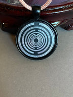Amulett – schwarz, Lakhovsky MWO, Disc in schwarz, 25 mm, zinnlegiert, kupferunterlegt – Produktansicht 1