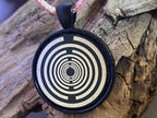 Amulett – schwarz, Lakhovsky MWO, Disc in schwarz, 25 mm, zinnlegiert, kupferunterlegt – Produktansicht 1