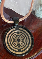 Amulett – schwarz, Lakhovsky MWO, Disc in schwarz, 25 mm, zinnlegiert, kupferunterlegt – Produktansicht 1