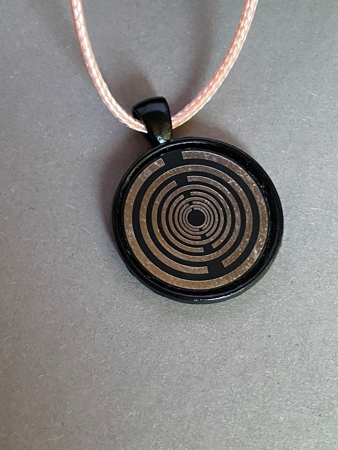 Amulett – schwarz, Lakhovsky MWO, Disc in schwarz, 25 mm, zinnlegiert, kupferunterlegt – Produktansicht 1