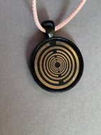 Amulett – schwarz, Lakhovsky MWO, Disc in schwarz, 25 mm, zinnlegiert, kupferunterlegt – Produktansicht 1