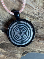 Amulett – schwarz, Lakhovsky MWO, Disc in schwarz, 25 mm, zinnlegiert, kupferunterlegt – Produktansicht 1