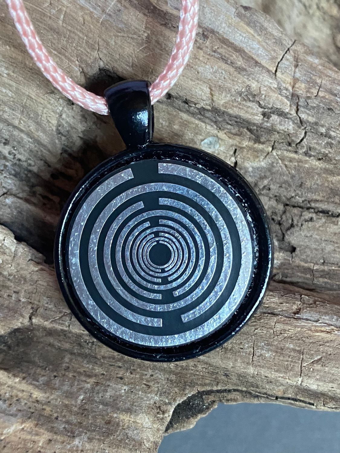 Amulett – schwarz, Lakhovsky MWO, Disc in schwarz, 25 mm, zinnlegiert, kupferunterlegt – Produktansicht 1