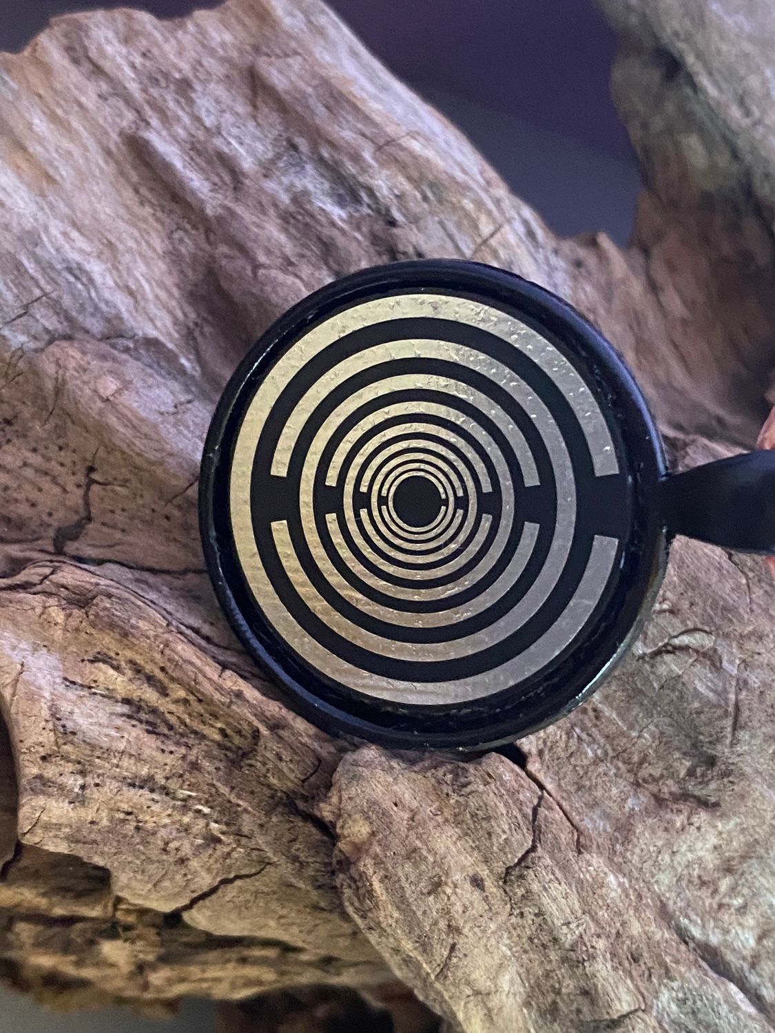 Amulett – schwarz, Lakhovsky MWO, Disc in schwarz, 25 mm, zinnlegiert, kupferunterlegt – Produktansicht 1