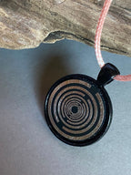 Amulett – schwarz, Lakhovsky MWO, Disc in schwarz, 25 mm, zinnlegiert, kupferunterlegt – Produktansicht 1