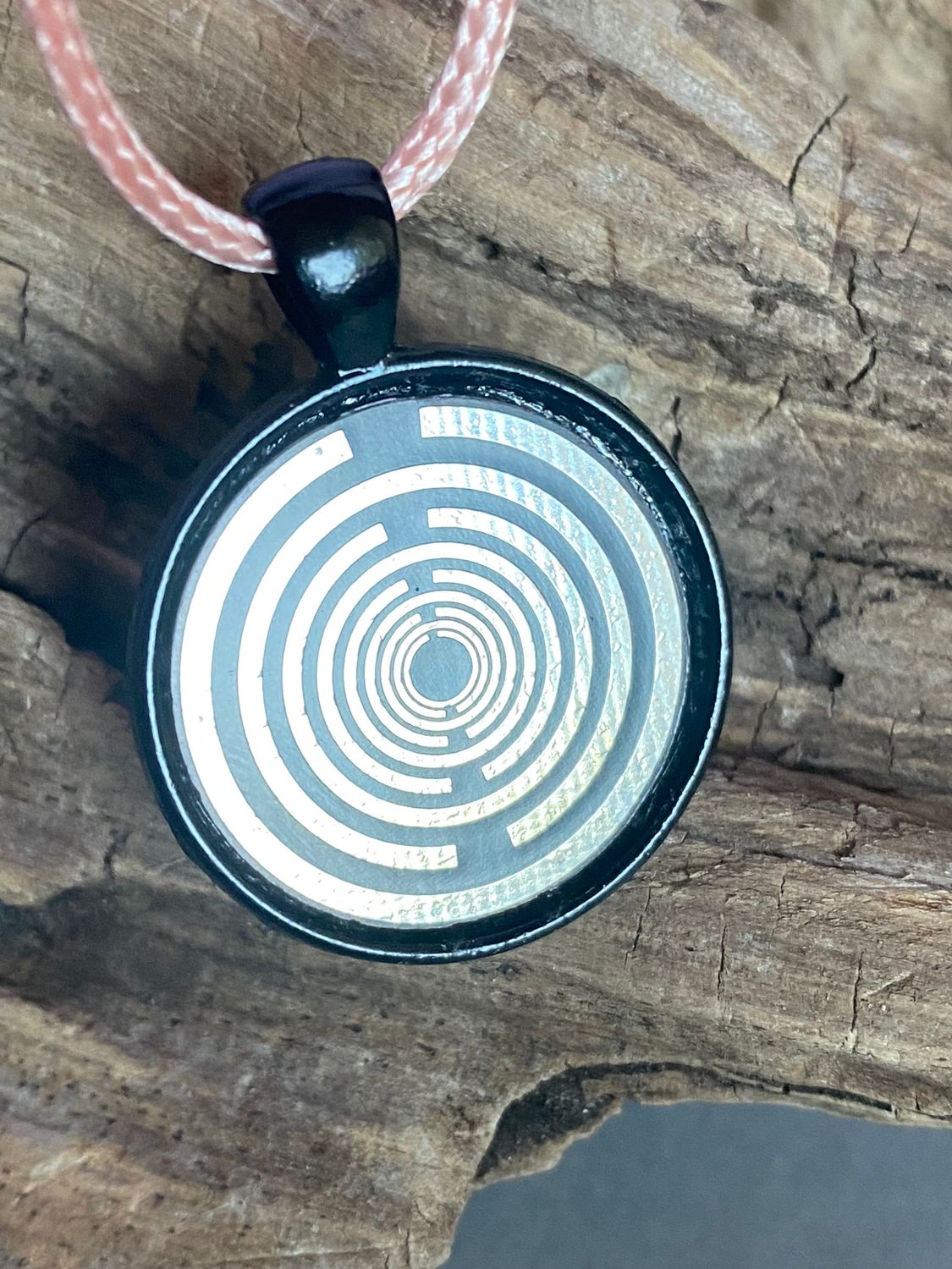 Amulett – schwarz, Lakhovsky MWO, Disc in schwarz, 25 mm, zinnlegiert, kupferunterlegt – Produktansicht 1