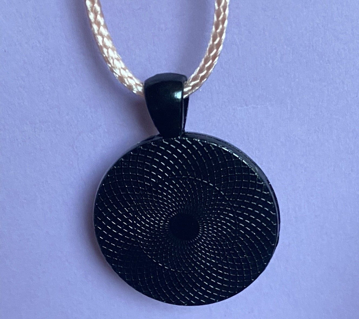 Amulett – schwarz, Lakhovsky MWO, Disc in schwarz, 25 mm, zinnlegiert, kupferunterlegt – Produktansicht 1