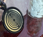 Amulett – schwarz, Lakhovsky MWO, Disc in schwarz, 25 mm, zinnlegiert, kupferunterlegt – Produktansicht 1