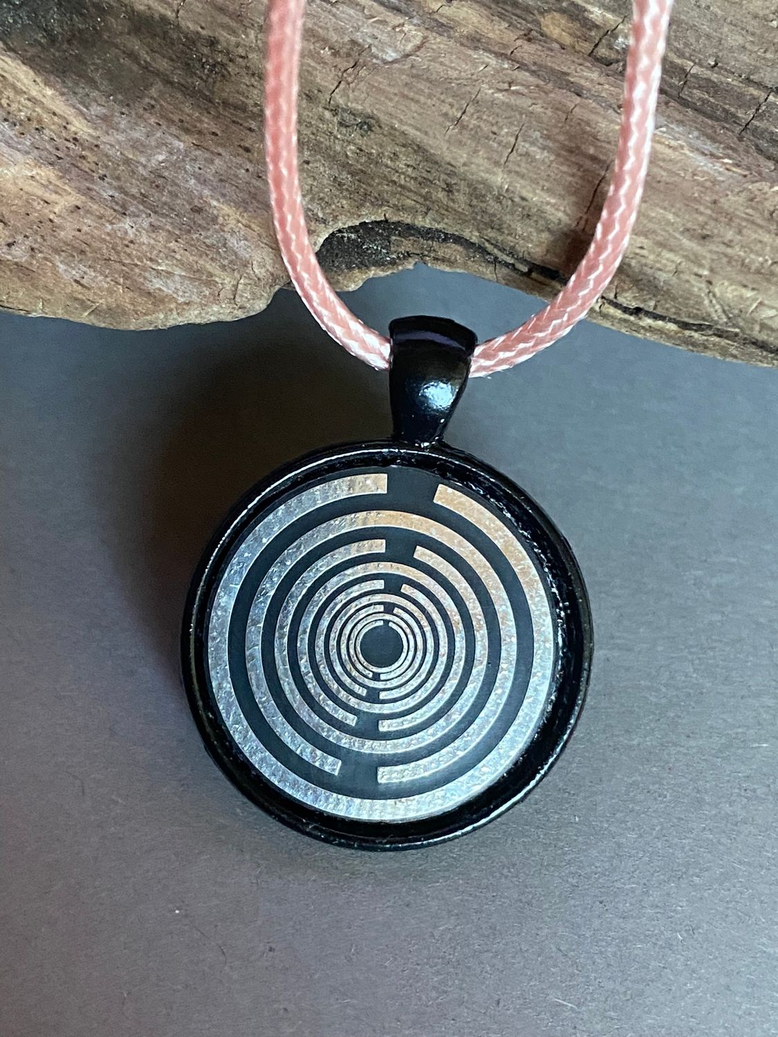 Amulett – schwarz, Lakhovsky MWO, Disc in schwarz, 25 mm, zinnlegiert, kupferunterlegt – Produktansicht 1