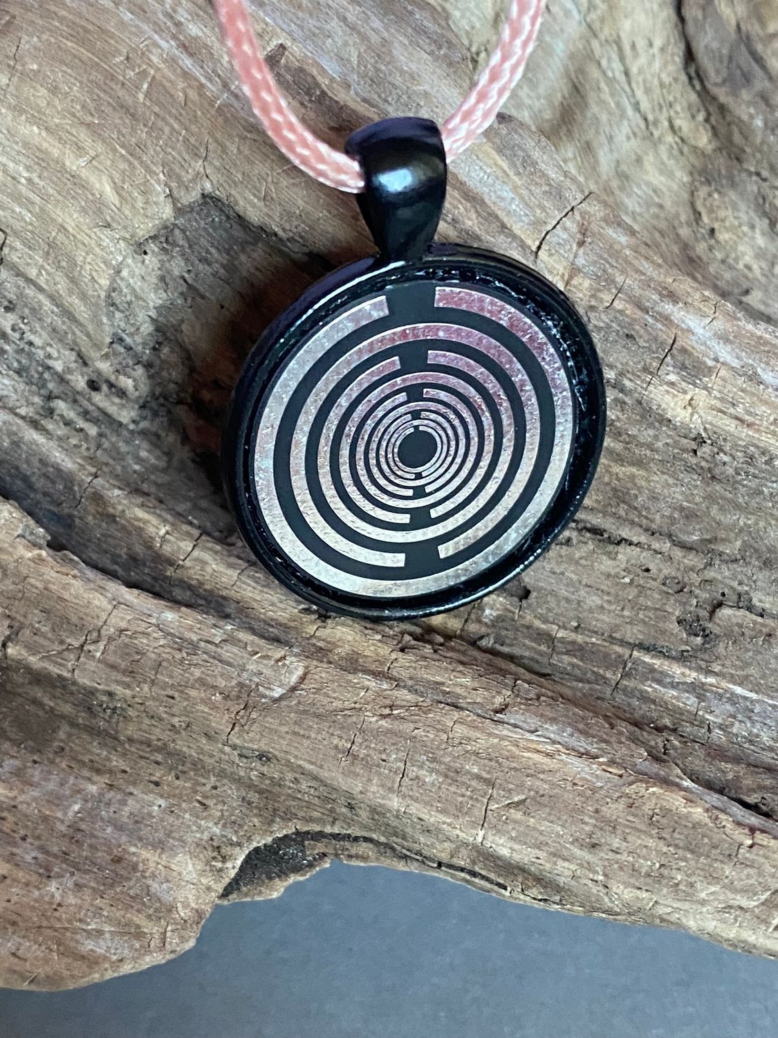 Amulett – schwarz, Lakhovsky MWO, Disc in schwarz, 25 mm, zinnlegiert, kupferunterlegt – Produktansicht 1