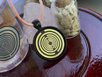 Amulett – schwarz, Lakhovsky MWO, Disc in schwarz, 25 mm, zinnlegiert, kupferunterlegt – Produktansicht 1