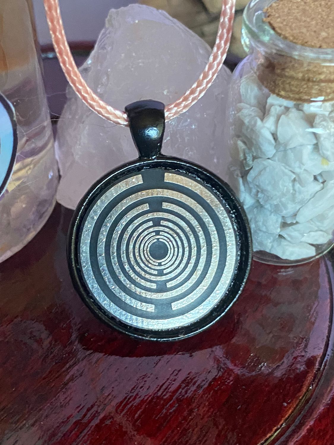 Amulett – schwarz, Lakhovsky MWO, Disc in schwarz, 25 mm, zinnlegiert, kupferunterlegt – Produktansicht 1