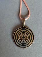 Amulett – kupferfarbend (kein Kupfer), Lakhovsky MWODisc in schwarz, 25 mm, zinnlegiert, kupferunterlegt – Produktansicht 1
