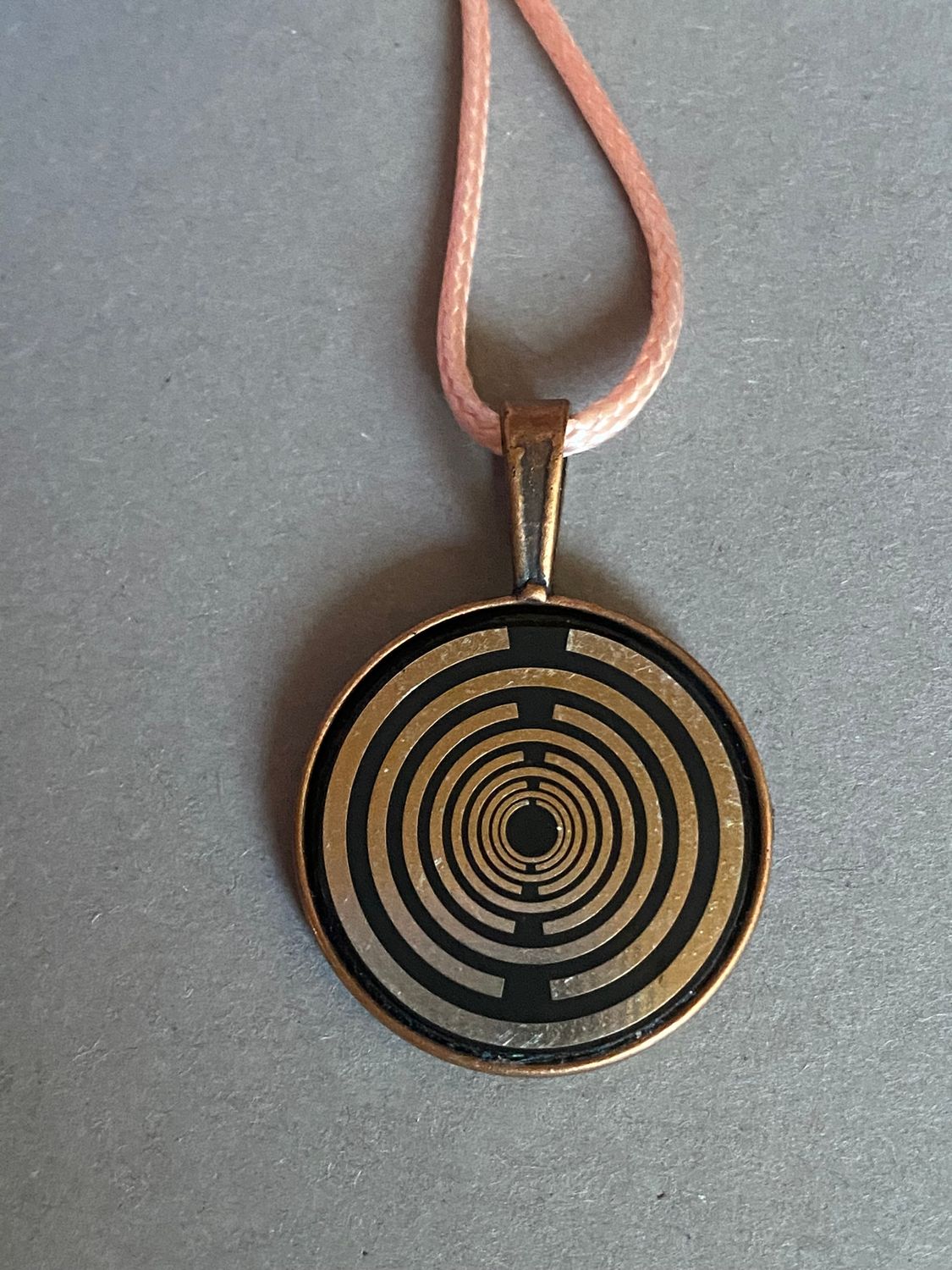 Amulett – kupferfarbend (kein Kupfer), Lakhovsky MWODisc in schwarz, 25 mm, zinnlegiert, kupferunterlegt – Produktansicht 1