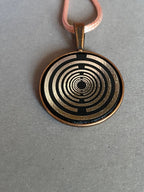 Amulett – kupferfarbend (kein Kupfer), Lakhovsky MWODisc in schwarz, 25 mm, zinnlegiert, kupferunterlegt – Produktansicht 1