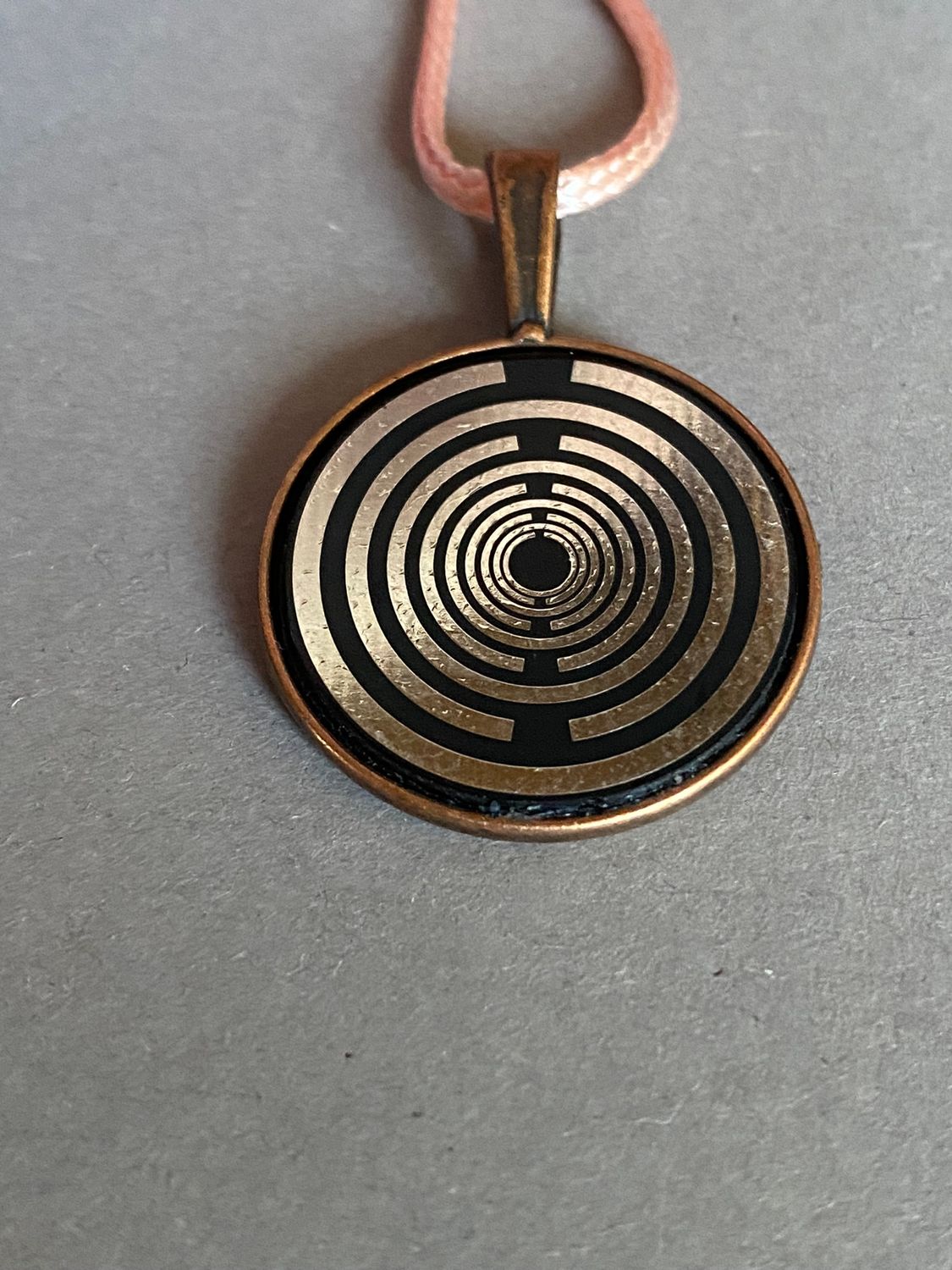 Amulett – kupferfarbend (kein Kupfer), Lakhovsky MWODisc in schwarz, 25 mm, zinnlegiert, kupferunterlegt – Produktansicht 1