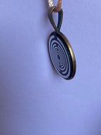 Amulett – kupferfarbend (kein Kupfer), Lakhovsky MWODisc in schwarz, 25 mm, zinnlegiert, kupferunterlegt – Produktansicht 1