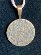 Amulett – kupferfarbend (kein Kupfer), Lakhovsky MWODisc in schwarz, 25 mm, zinnlegiert, kupferunterlegt – Produktansicht 1