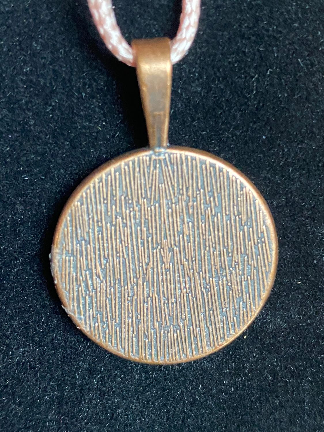 Amulett – kupferfarbend Shou Symbolik, Disc in blau, 25 mm, goldlegiert, kupferunterlegt – Produktansicht 1