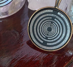 Amulett – kupferfarbend (kein Kupfer), Lakhovsky MWODisc in schwarz, 25 mm, zinnlegiert, kupferunterlegt – Produktansicht 1