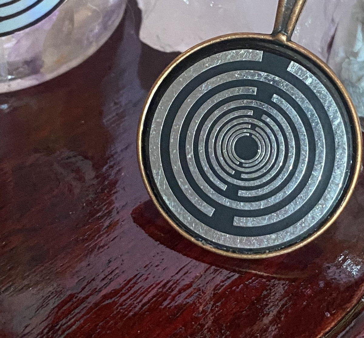 Amulett – kupferfarbend (kein Kupfer), Lakhovsky MWODisc in schwarz, 25 mm, zinnlegiert, kupferunterlegt – Produktansicht 1