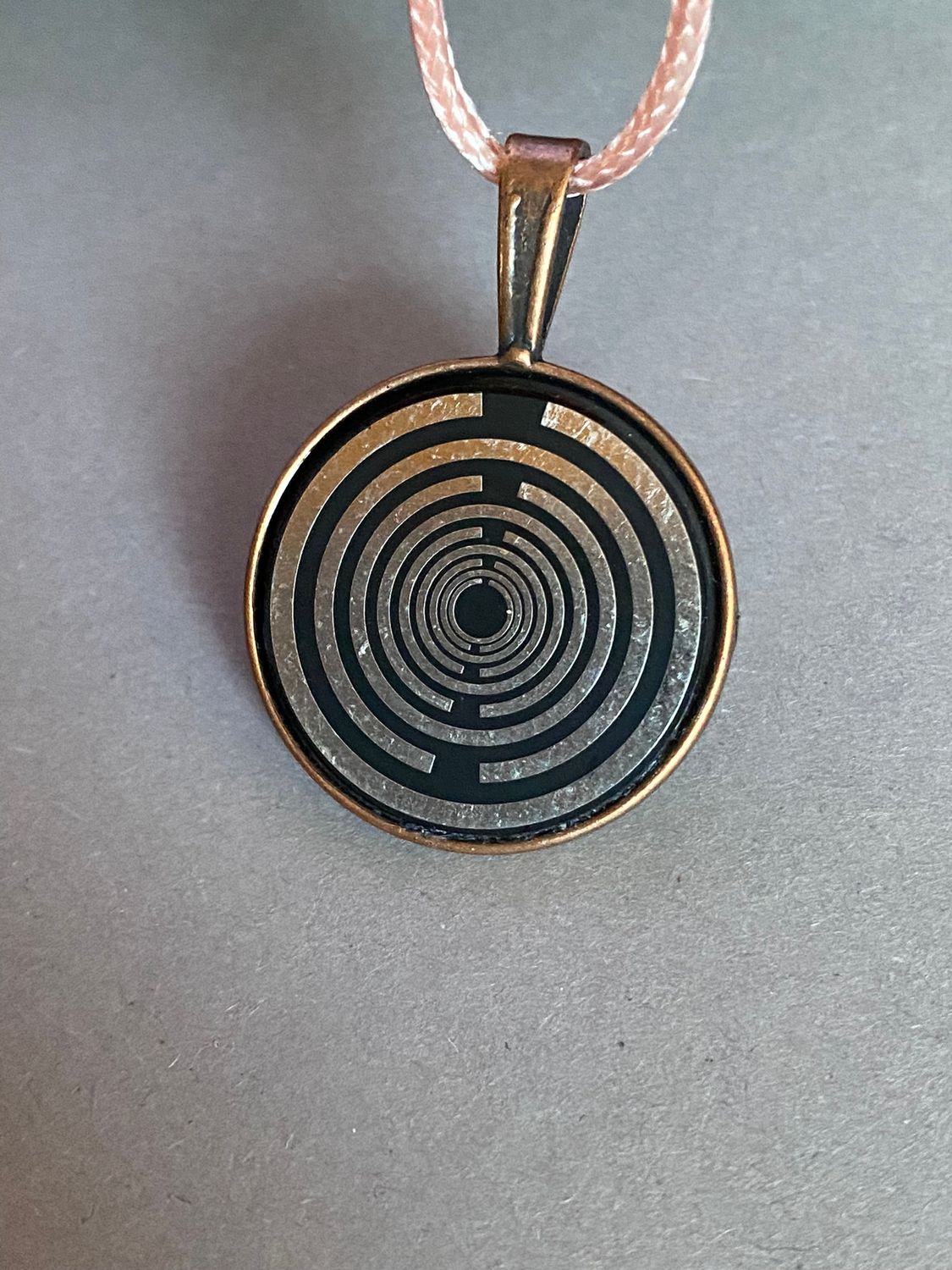 Amulett – kupferfarbend (kein Kupfer), Lakhovsky MWODisc in schwarz, 25 mm, zinnlegiert, kupferunterlegt – Produktansicht 1