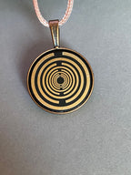 Amulett – kupferfarbend (kein Kupfer), Lakhovsky MWODisc in schwarz, 25 mm, zinnlegiert, kupferunterlegt – Produktansicht 1