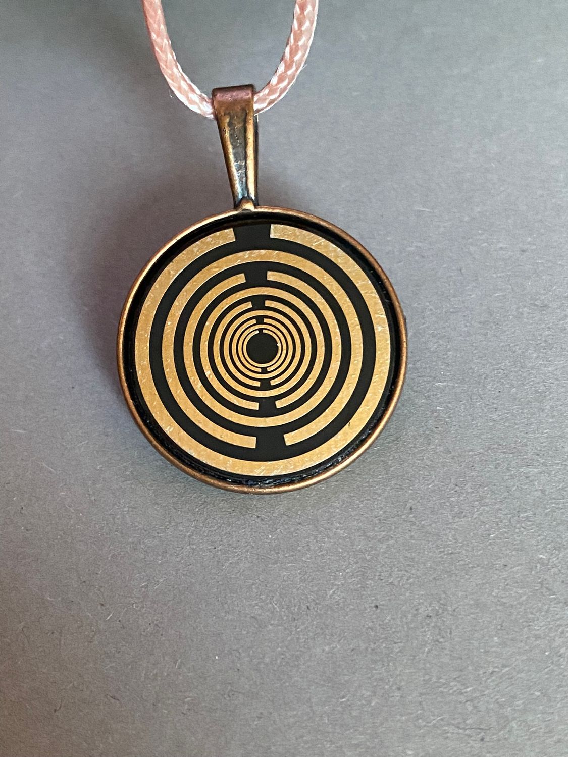 Amulett – kupferfarbend (kein Kupfer), Lakhovsky MWODisc in schwarz, 25 mm, zinnlegiert, kupferunterlegt – Produktansicht 1